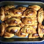 Empanadas to pieczone pierogi przyrządzane z mąki pszennej z dodatkiem mleka i oleju z farszem pieczarkowym z dodatkiem gotowanych jajek.