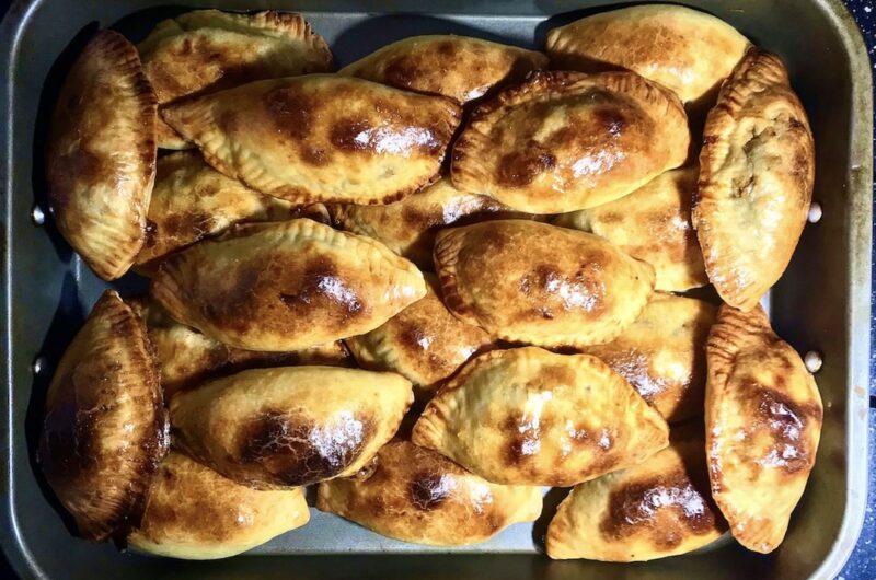 Empanadas to pieczone pierogi przyrządzane z mąki pszennej z dodatkiem mleka i oleju z farszem pieczarkowym z dodatkiem gotowanych jajek.