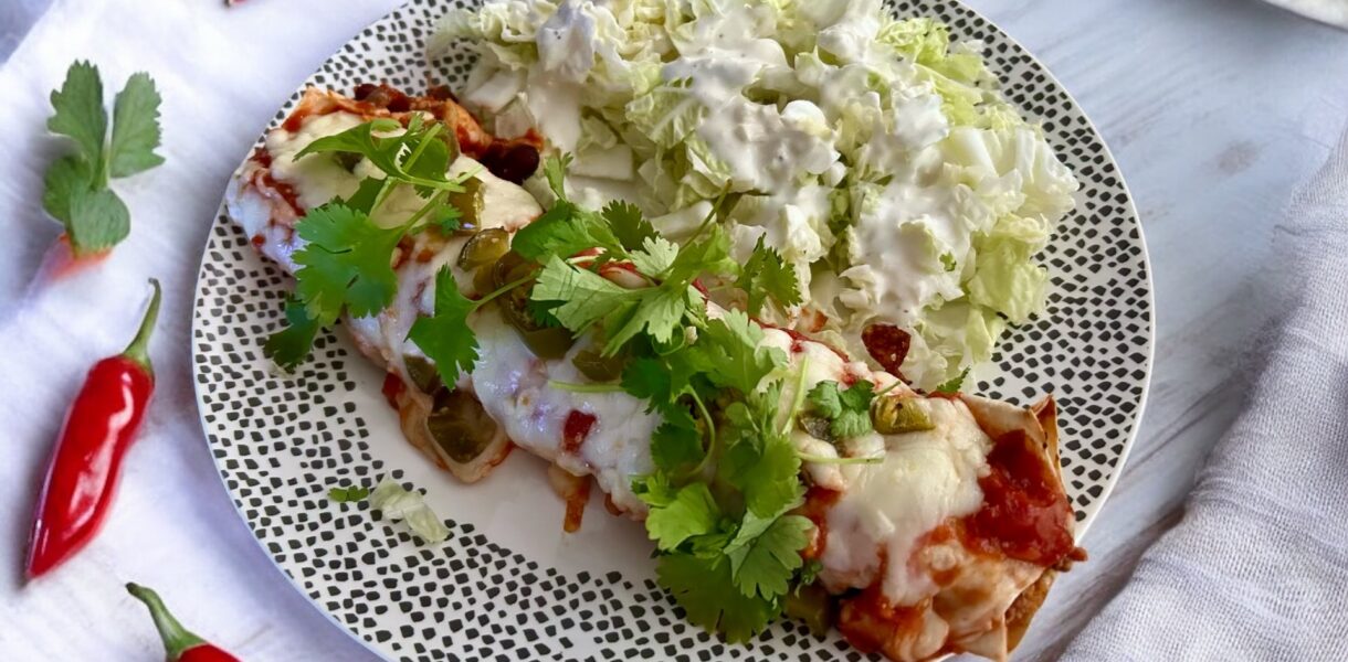 Enchilada z kurczakiem to tortilla wypełniona farszem przygotowanym z aromatycznego kurczaka w sosie pomidorowym z fasolą i serem.