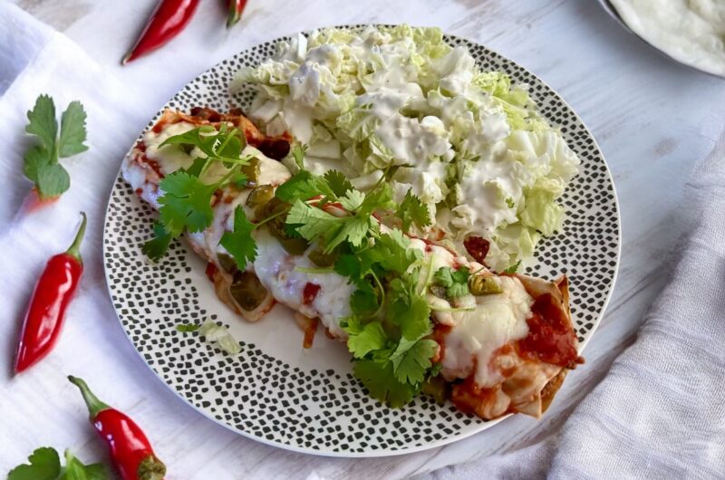 Enchilada z kurczakiem to tortilla wypełniona farszem przygotowanym z aromatycznego kurczaka w sosie pomidorowym z fasolą i serem.
