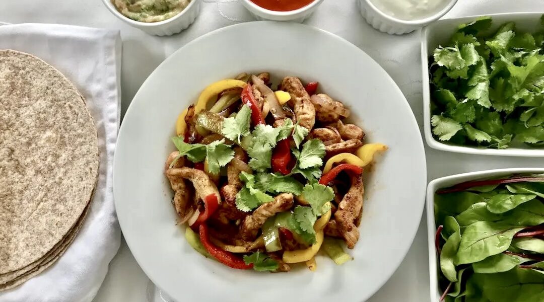 Fajitas drobiowa przygotowana została z piersi z kurczaka pokrojonej w paski i smażonej razem z krojonymi papryką i cebulą, a następnie podana z wrapami, dipami i salsą pico de gallo.