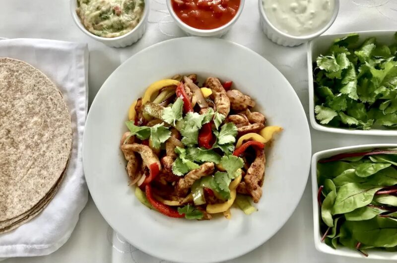 Fajitas drobiowa przygotowana została z piersi z kurczaka pokrojonej w paski i smażonej razem z krojonymi papryką i cebulą, a następnie podana z wrapami, dipami i salsą pico de gallo.