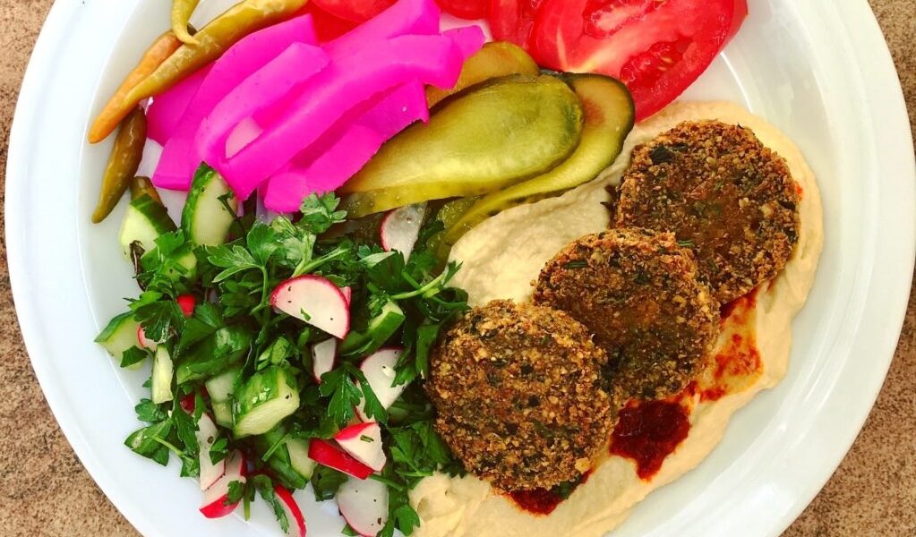 Falafele to kotleciki z mielonej ciecierzycy przyprawione kminem rzymskim i kolendrą z dodatkiem sporych pęczków świeżych ziół.