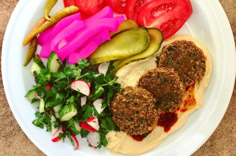 Falafele to kotleciki z mielonej ciecierzycy przyprawione kminem rzymskim i kolendrą z dodatkiem sporych pęczków świeżych ziół.