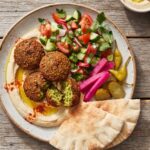 Falafele to kotleciki z mielonej ciecierzycy przyprawione kminem rzymskim i kolendrą z dodatkiem sporych pęczków świeżych ziół.