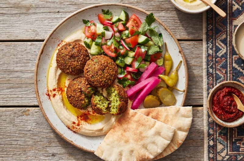 Falafele to kotleciki z mielonej ciecierzycy przyprawione kminem rzymskim i kolendrą z dodatkiem sporych pęczków świeżych ziół.