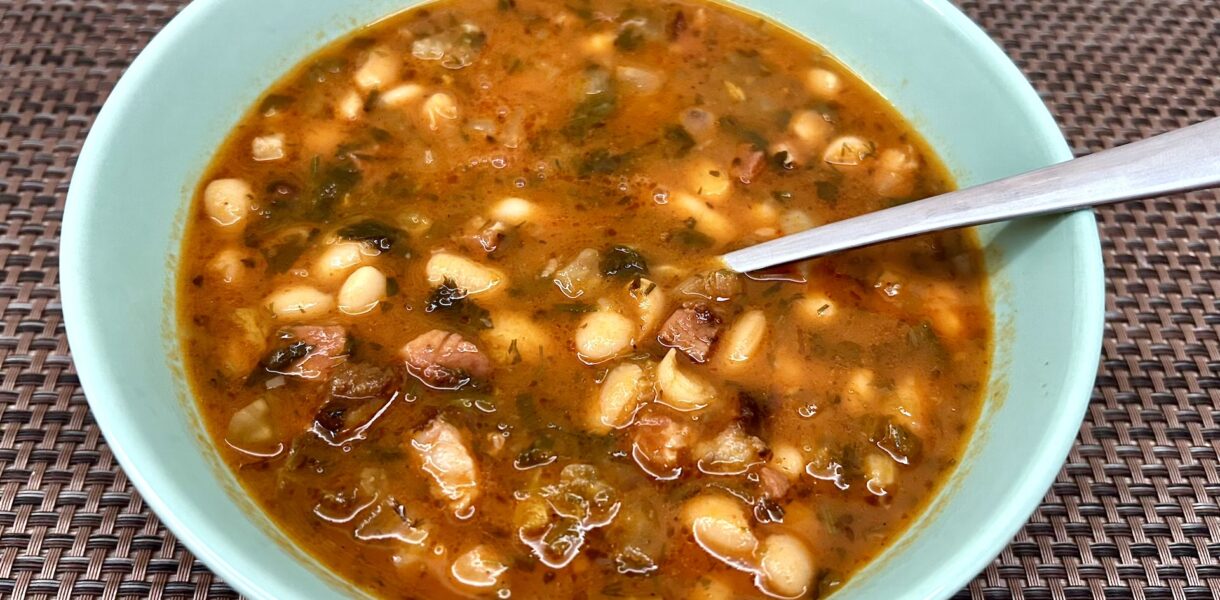 Fasolada czyli biała fasolka gotowana na gęsto z drobno krojonymi warzywami i sporą ilością oliwy z dodatkiem koncentratu pomidorowego.