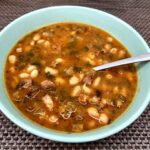 Fasolada czyli biała fasolka gotowana na gęsto z drobno krojonymi warzywami i sporą ilością oliwy z dodatkiem koncentratu pomidorowego.