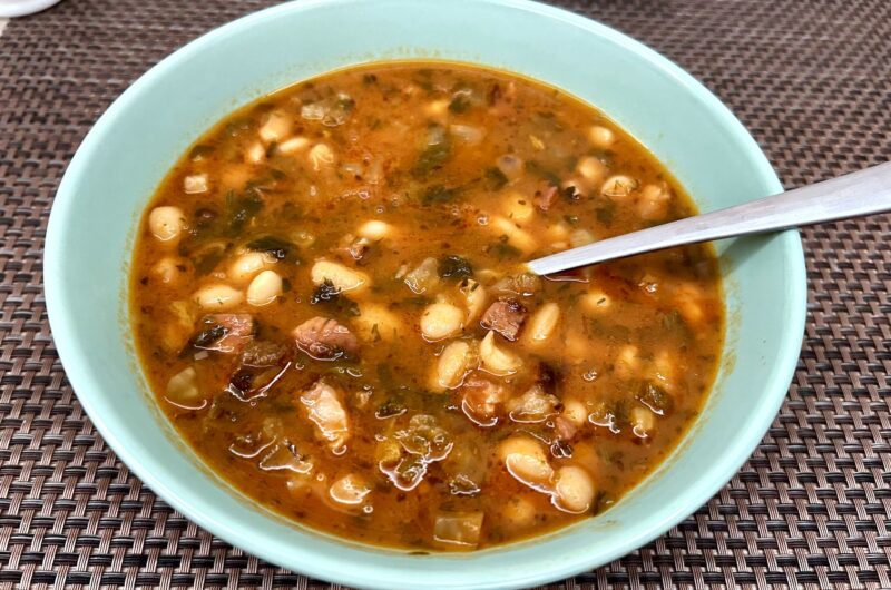 Fasolada czyli biała fasolka gotowana na gęsto z drobno krojonymi warzywami i sporą ilością oliwy z dodatkiem koncentratu pomidorowego.