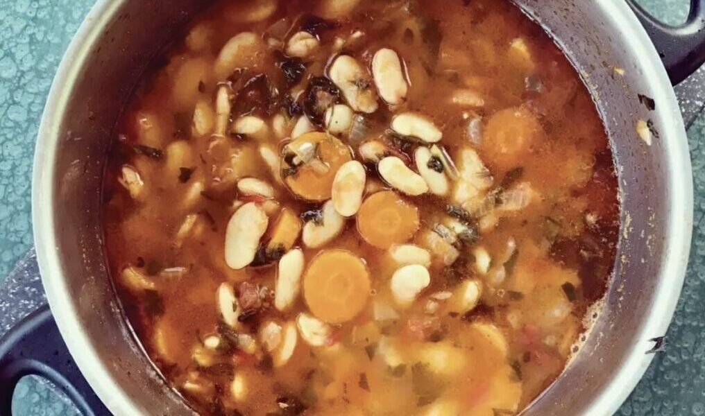 Fasolada to popularna grecka potrawa na zimę, którą przygotowuje się z białej fasolki, marchewki, cebuli i dymki z dodatkiem startych pomidorów i sporej ilości oliwy.