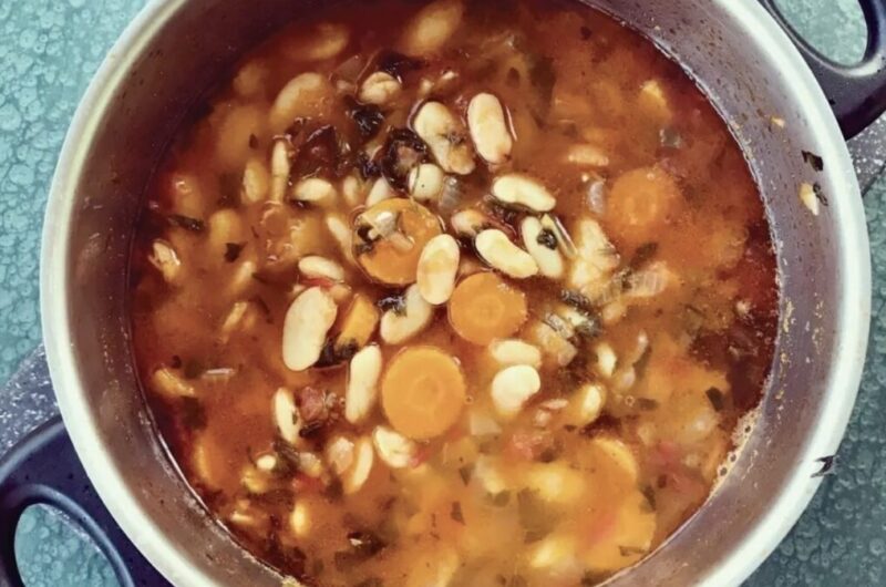 Fasolada to popularna grecka potrawa na zimę, którą przygotowuje się z białej fasolki, marchewki, cebuli i dymki z dodatkiem startych pomidorów i sporej ilości oliwy.