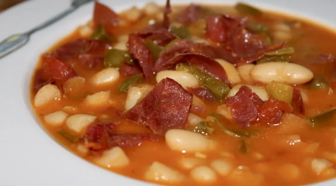 Fasolka na gęsto duszona z dodatkiem papryki, cebuli, czosnku i pomidorów wzbogacona o wołową wędlinę pastirma.