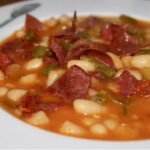 Fasolka na gęsto duszona z dodatkiem papryki, cebuli, czosnku i pomidorów wzbogacona o wołową wędlinę pastirma.