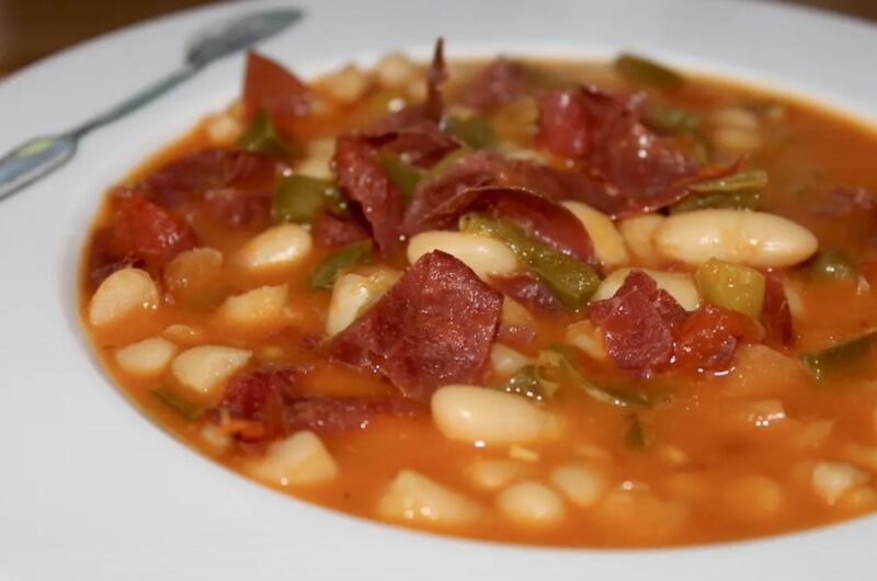Fasolka na gęsto duszona z dodatkiem papryki, cebuli, czosnku i pomidorów wzbogacona o wołową wędlinę pastirma.