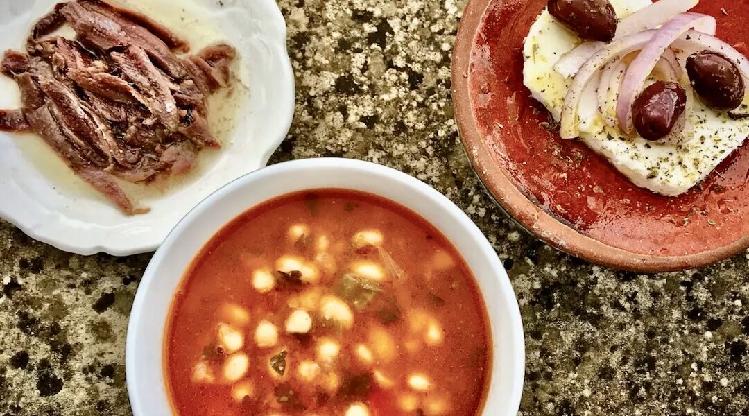 Fasolka gotowana na gęsto z warzywami, koncentratem pomidorowym i dużą ilością oliwy.