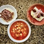 Fasolka gotowana na gęsto z warzywami, koncentratem pomidorowym i dużą ilością oliwy.