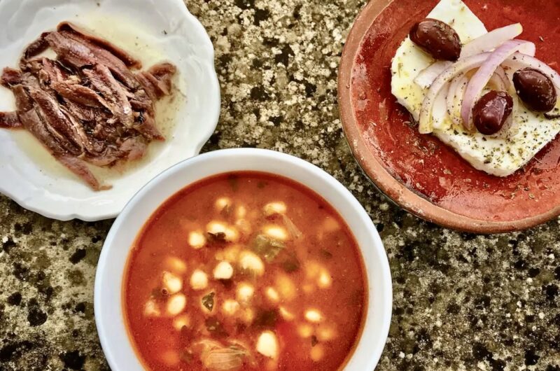 Fasolka gotowana na gęsto z warzywami, koncentratem pomidorowym i dużą ilością oliwy.