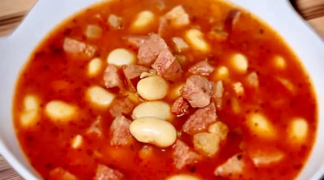 Biała fasolka gotowana z dodatkiem boczku i kiełbasy po bretońsku z pomidorami, na koniec zaklepana zasmażką.