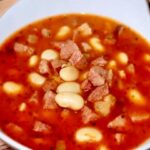 Biała fasolka gotowana z dodatkiem boczku i kiełbasy po bretońsku z pomidorami, na koniec zaklepana zasmażką.