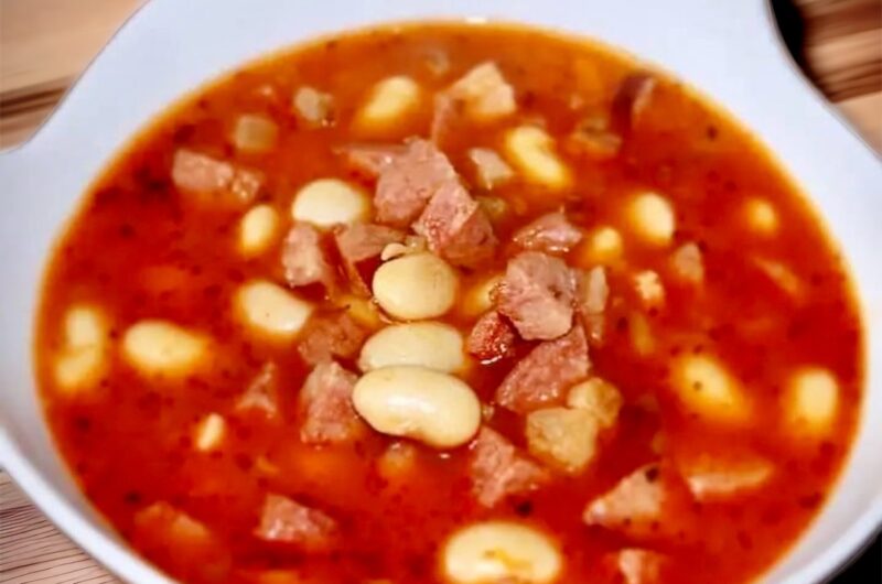 Biała fasolka gotowana z dodatkiem boczku i kiełbasy po bretońsku z pomidorami, na koniec zaklepana zasmażką.