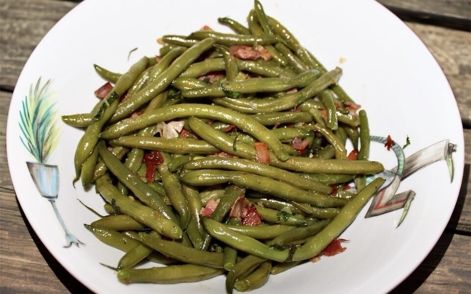 Gotowana fasolka szparagowa wymieszana z szynką szwarcwaldzką przesmażoną na maśle wzbogacona listkami świeżej mięty.