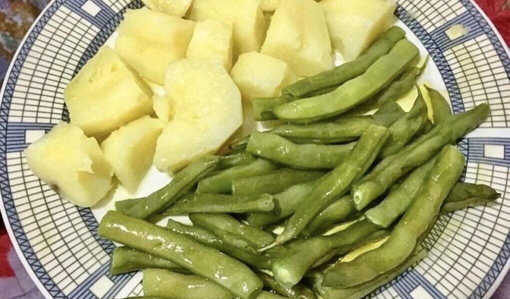 Gotowana fasolka szparagowa razem z ziemniakami, następnie odcedzona i podana w oliwie skropiona sokiem z cytryny.