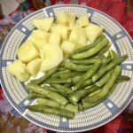 Gotowana fasolka szparagowa razem z ziemniakami, następnie odcedzona i podana w oliwie skropiona sokiem z cytryny.