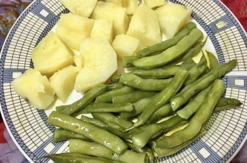 Gotowana fasolka szparagowa razem z ziemniakami, następnie odcedzona i podana w oliwie skropiona sokiem z cytryny.