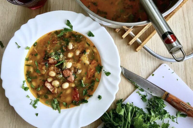 Fasolowa zupa na bazie bulionu przyrządzona ze świeżej fasolki, kiełbasy oraz startych warzyw z dodatkiem puree ziemniaczanego.