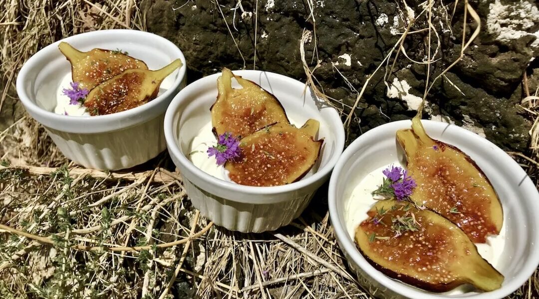 Dojrzałe figi przekrojone na połowę, a następnie karmelizowane poprzez krótkie ich smażenie z cukrem podane z gęstym jogurtem greckim.