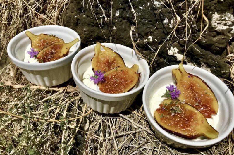 Dojrzałe figi przekrojone na połowę, a następnie karmelizowane poprzez krótkie ich smażenie z cukrem podane z gęstym jogurtem greckim.