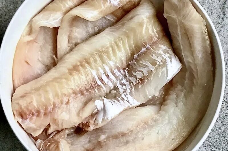 Filet z dorsza nie musi być drogi. Kupuj duże kawałki dorsza, a następnie samodzielnie filetuj i dzieł rybę, by jeść taniej i jeszcze smaczniej.