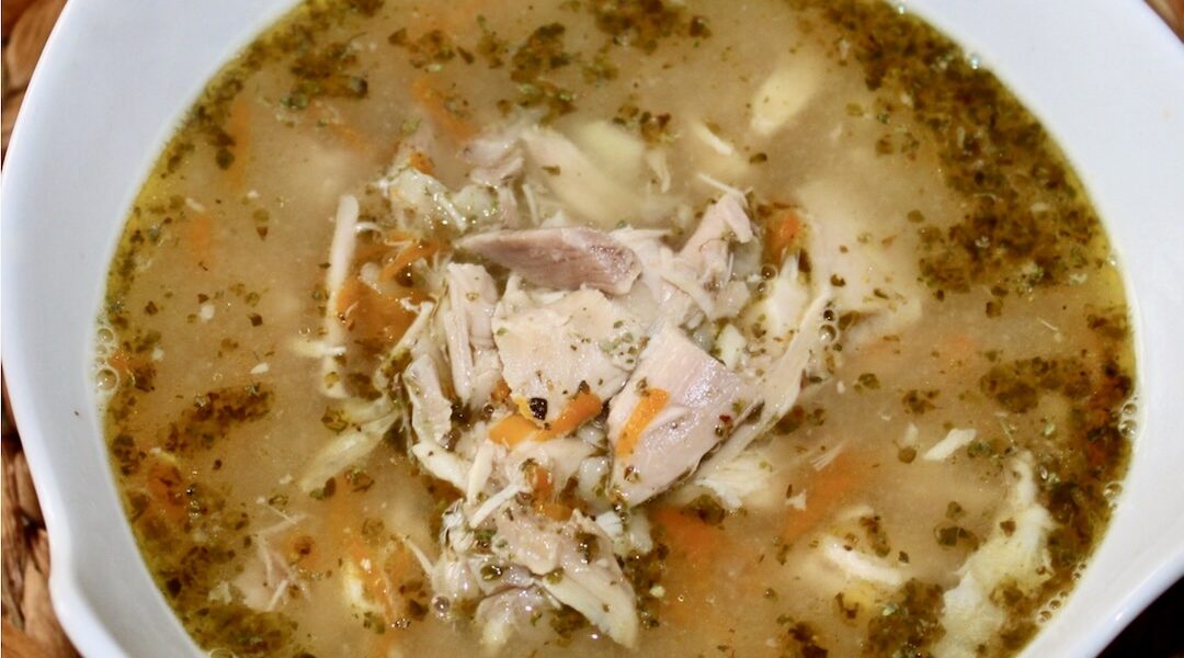 Flaczki z kurczaka przygotowane z gotowanego w warzywach kurczaka podzielonego na kawałki i podanego w rosołku na zasmażce doprawionym imbirem i majerankiem.