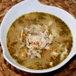 Flaczki z kurczaka przygotowane z gotowanego w warzywach kurczaka podzielonego na kawałki i podanego w rosołku na zasmażce doprawionym imbirem i majerankiem.