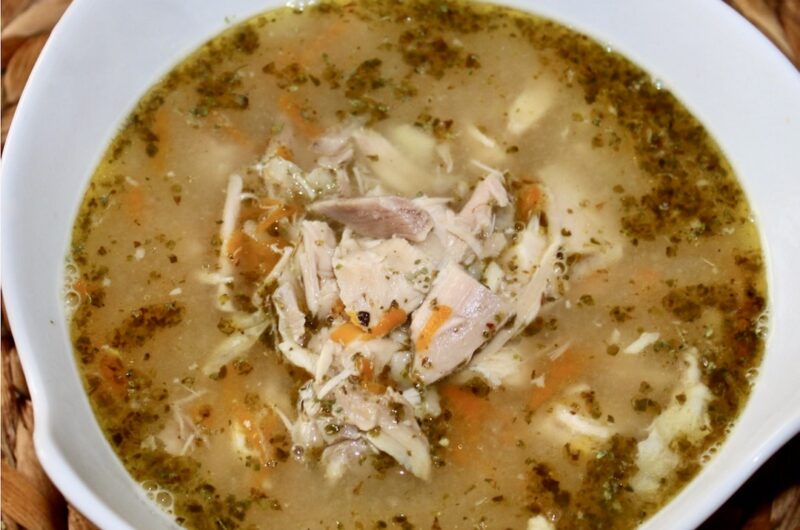 Flaczki z kurczaka przygotowane z gotowanego w warzywach kurczaka podzielonego na kawałki i podanego w rosołku na zasmażce doprawionym imbirem i majerankiem.