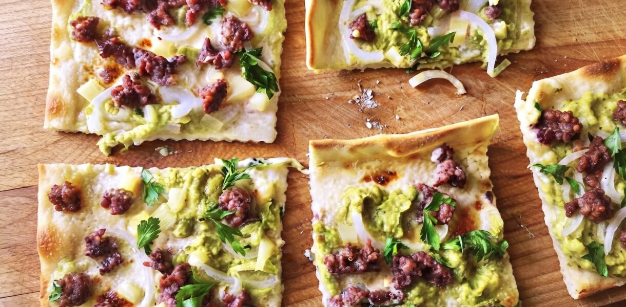 Podpłomyk rodem z Alzacji, czyli flammkuchen (w Niemczech) i tarte flambee (we Francji) to prosty i pyszny cienki placek z mąki i wody w kilku wersjach smakowych z różnymi dodatkami.