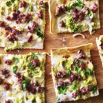 Podpłomyk rodem z Alzacji, czyli flammkuchen (w Niemczech) i tarte flambee (we Francji) to prosty i pyszny cienki placek z mąki i wody w kilku wersjach smakowych z różnymi dodatkami.