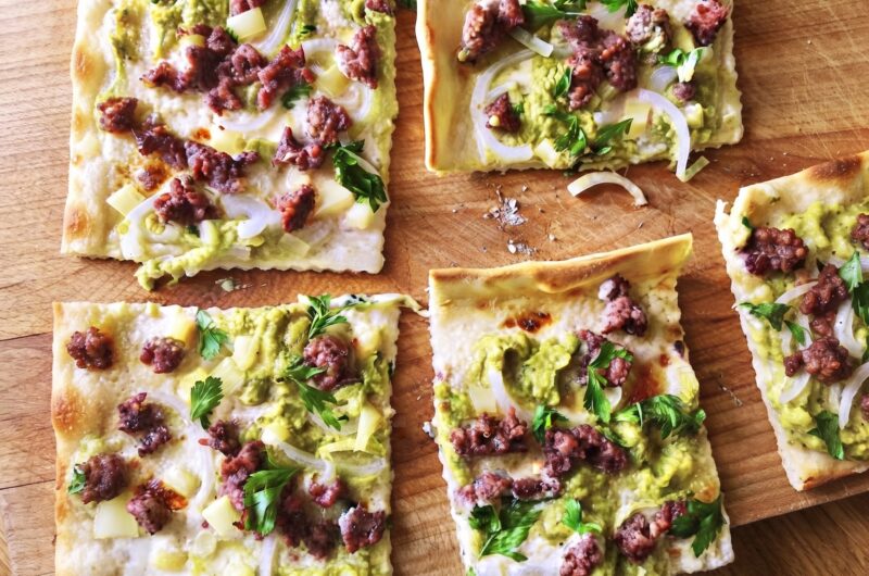 Podpłomyk rodem z Alzacji, czyli flammkuchen (w Niemczech) i tarte flambee (we Francji) to prosty i pyszny cienki placek z mąki i wody w kilku wersjach smakowych z różnymi dodatkami.