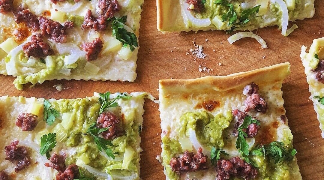 Podpłomyk rodem z Alzacji, czyli flammkuchen (w Niemczech) i tarte flambee (we Francji) to prosty i pyszny cienki placek z mąki i wody w kilku wersjach smakowych z różnymi dodatkami.