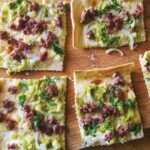 Podpłomyk rodem z Alzacji, czyli flammkuchen (w Niemczech) i tarte flambee (we Francji) to prosty i pyszny cienki placek z mąki i wody w kilku wersjach smakowych z różnymi dodatkami.