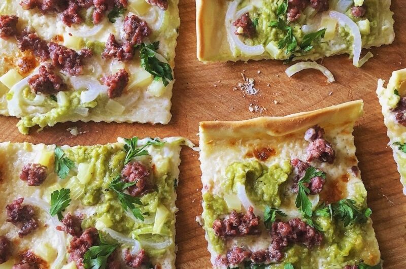 Podpłomyk rodem z Alzacji, czyli flammkuchen (w Niemczech) i tarte flambee (we Francji) to prosty i pyszny cienki placek z mąki i wody w kilku wersjach smakowych z różnymi dodatkami.