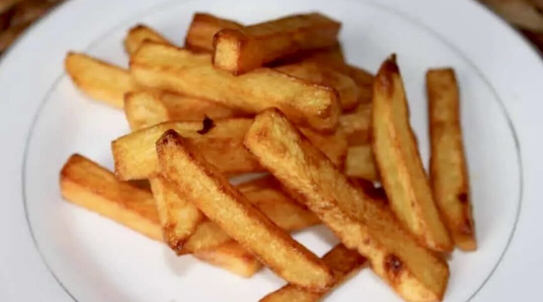 Frytki domowe przygotowane z pokrojonych w podłużne kawałki ziemniaków dwukrotnie smażonych w głębokim tłuszczu.