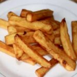 Frytki domowe przygotowane z pokrojonych w podłużne kawałki ziemniaków dwukrotnie smażonych w głębokim tłuszczu.