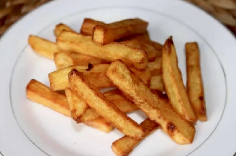 Frytki domowe przygotowane z pokrojonych w podłużne kawałki ziemniaków dwukrotnie smażonych w głębokim tłuszczu.