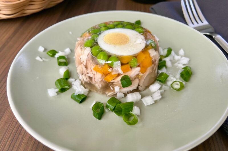 Galaretka drobiowa przygotowana z kurczaka gotowanego z warzywami, po ugotowaniu podzielonego na kawałki, umieszczonego w filiżankach i zalanego bulionem z żelatyną.