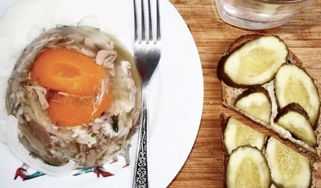 Galaretka wieprzowa przygotowana z nóżek wieprzowych i golonki wieprzowej gotowanych z dodatkiem warzyw korzeniowych i przypraw.