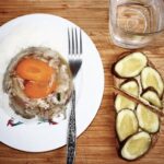 Galaretka wieprzowa przygotowana z nóżek wieprzowych i golonki wieprzowej gotowanych z dodatkiem warzyw korzeniowych i przypraw.