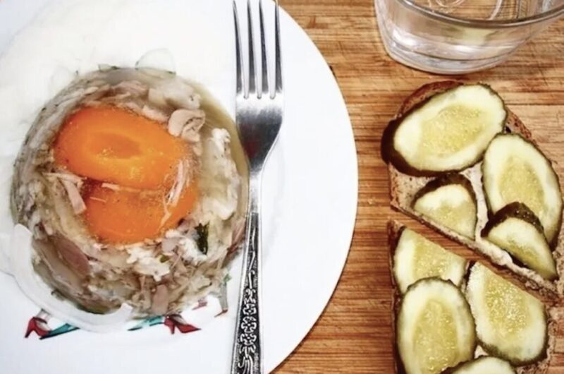 Galaretka wieprzowa przygotowana z nóżek wieprzowych i golonki wieprzowej gotowanych z dodatkiem warzyw korzeniowych i przypraw.