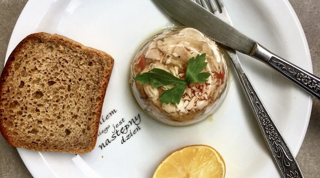 Galaretka przygotowana z wolno i długo gotowanych z warzywami kurzych łapek.