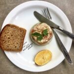 Galaretka przygotowana z wolno i długo gotowanych z warzywami kurzych łapek.